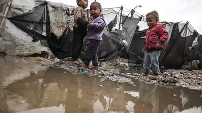 Gazze Şeridi'nde çadırlar kullanılamaz hale geldi