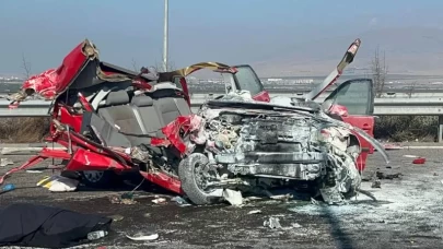 Niğde'de otomobil tıra arkadan çarptı