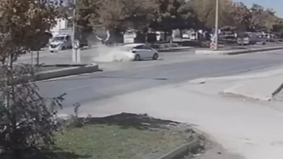 Otomobile çarpan motosikletin sürücüsü ağır yaralandı; kaza kamerada