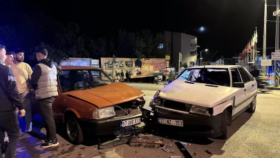 Sinop'ta feci kaza: İki otomobil çarpıştı, 2 yaralı