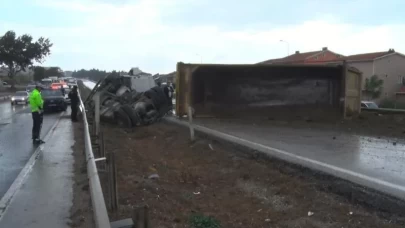 Büyükçekmece'de hafriyat kamyonu devrildi