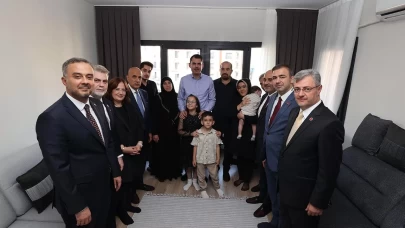 Bakan Kurum, Kahramanmaraş'ta depremzede aileyi yeni evinde ziyaret etti