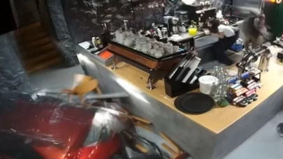 Ümraniye’de otomobil kafeteryaya girdi: Panik anları kamerada