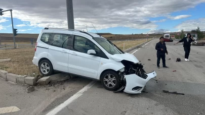 Çorum'da otomobil ile hafif ticari araç çarpıştı: 3 yaralı