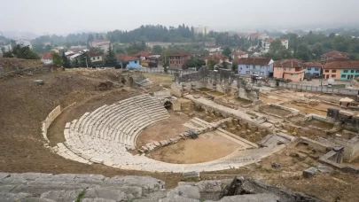 Antik Tiyatro aslına dönecek kazı alanı genişleyecek