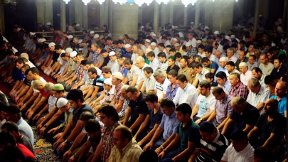 İmama Uyan Kişi Fatiha ve Diğer Sureleri Okur mu? İşte Mezheplere Göre Cevaplar