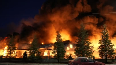 Niğde'deki fabrika yangınını söndürme çalışmaları devam ediyor