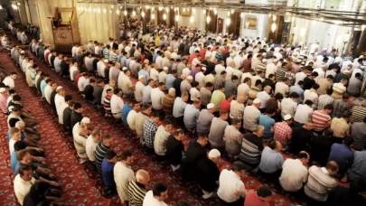 Cemaatle namaz kılmanın sevabı nedir? Farz mı sünnet mi?