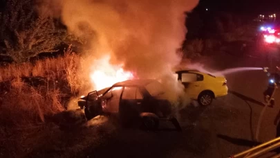 Kafa kafaya çarpışan otomobiller alev aldı: 2 yaralı