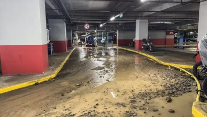 Su borusu patladı: AVM otoparkını su bastı