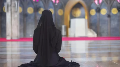 Namazda elbise düzeltmek namazı bozar mı?