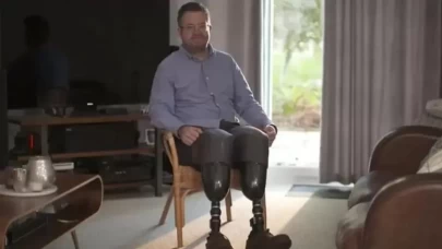 Kendi bacaklarını kesmişti!