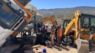 Adıyaman’da kamyon devrildi: Otomobil sürücüsü hayatını kaybetti