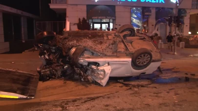 Ümraniye'de İETT otobüsüne otomobil çarptı: 1'i ağır 2 yaralı