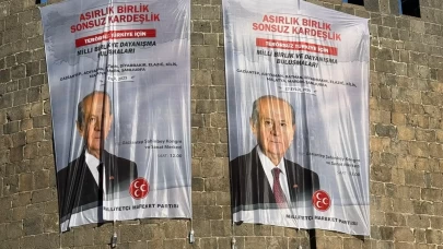 Diyarbakır surlarına MHP Lideri Bahçeli’nin posterleri asıldı