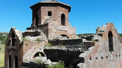 Aziz Gregorius'a ithafen yaptırılan bin 500 yıllık Kızıl Kilise ziyaretçilerini ağırlıyor