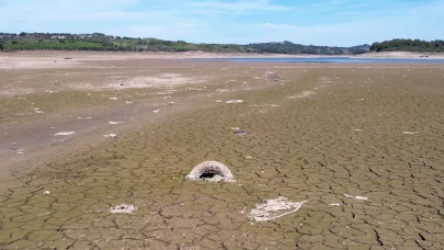 İstanbul'da baraj suyu çekildi, atıklar gün yüzüne çıktı