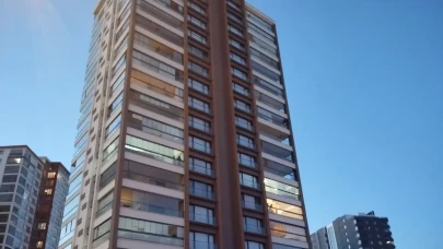 Boşanma aşamasındaki eşini çocuklarının yanında öldürdü