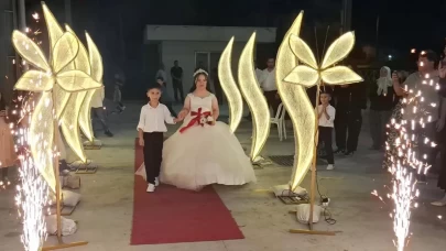 Antalya'da down sendromlu kızının düğün hayalini gerçekleştirdi