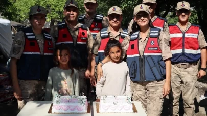 Erzincan'da jandarmadan minik kalplere doğum günü sürprizi