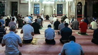 Ön safta boşluk varken arkada saf tutulabilir mi?