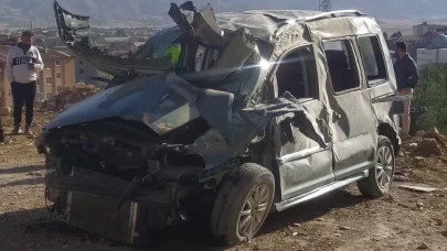 Hakkari’de virajı alamayan otomobil devrildi: 1'i ağır 4 yaralı