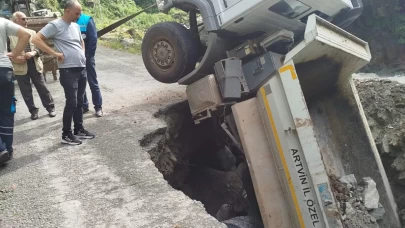 Artvin'de heyelan sonrası yol onarımında kaza: Kamyon sürücüsü yaralı