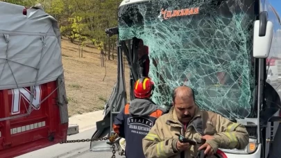 Esenyurt’ta yolcu otobüsü kamyona çarptı: Şoför yaralı