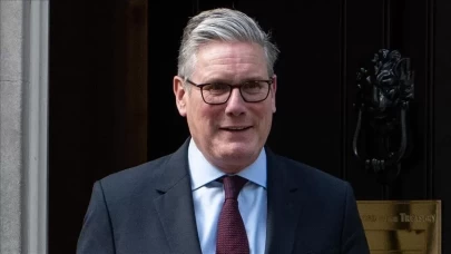 İngiltere Başbakanı Starmer, polislerin yaralandığı aşırı sağ eylemine tepki gösterdi