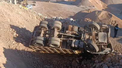 Bursa’da kontrolden çıkan hafriyat kamyonu devrildi