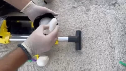 Süpürgeye zulalanmış uyuşturucu ele geçirildi