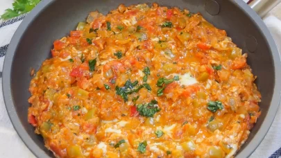 Menemen tarifi: Domates, biber ve yumurtayla yaz sofralarının pratik klasiği