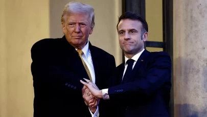Trump'ın ve Macron’un kameralar önünde gergin anları!