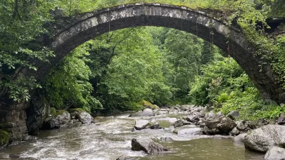 Asırlara meydan okuyan tarihi taş köprü selde yıkıldı