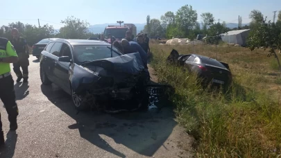 Otomobiller kafa kafaya çarpıştı: 4 yaralı