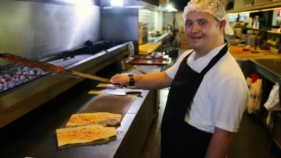 Restoranda çalışan down sendromlu genç, Adana'nın tescilli lezzetlerini servis ediyor