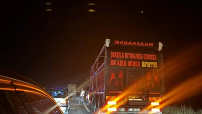 Motosiklet seyir halindeki tıra çarptı: 2 yaralı