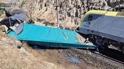 Yük trenleri kafa kafaya çarpıştı