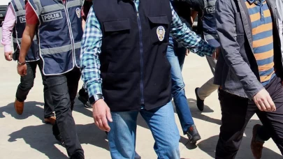 İş yerine çekiçli saldırı: Etek giydirilen şahıs darp edildi, 3 kişi tutuklandı