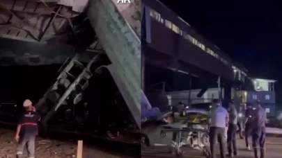 Tır dorsesine çarpan otomobilde feci son: 1 ölü, 4 yaralı