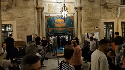 Mevlid Kandili'nde vatandaşlar Eyüpsultan Camii'ne akın etti