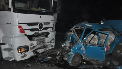 Tır ile otomobil kafa kafaya çarpıştı: 3 ölü