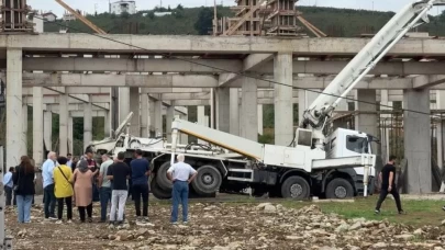 Ordu'da inşaatta beton mikseri devrildi
