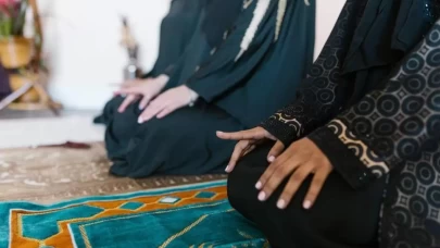 Üzerinde resim olan elbiseyle namaz kılmak caiz mi?