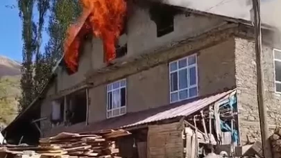 Bitlis’te 2 katlı evde korkutan yangın