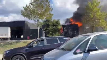 Bursa'da midye satışı yapılan kamyonet alev alev yandı