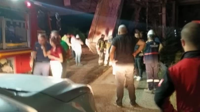 Damperi açılan kamyon kömür bandına, arkadan gelen araç da kamyona çarptı: 5 yaralı