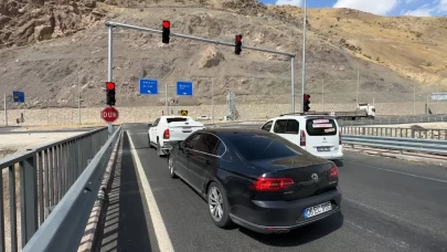 Yeni Köprü'de yaşanan trafik kazalarına çözüm: Trafik ışıkları yerleştirildi