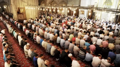 Kaza Namazlarında Ezan ve Kamet Şart mı? Diyanet’ten Açıklama