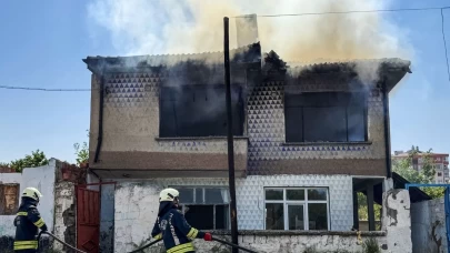 71 yaşındaki kadın yanan evini gözyaşlarıyla izledi